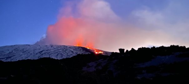 Etna en eruption sous la neige 2025